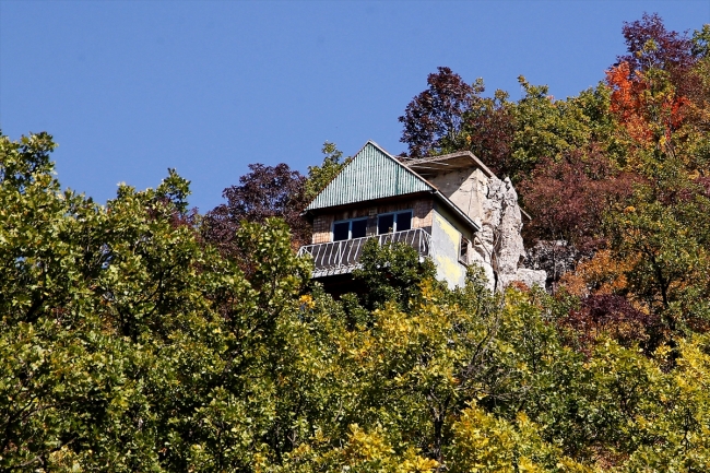 Kayalığa inşa ettiği evde doğayla iç içe yaşıyor