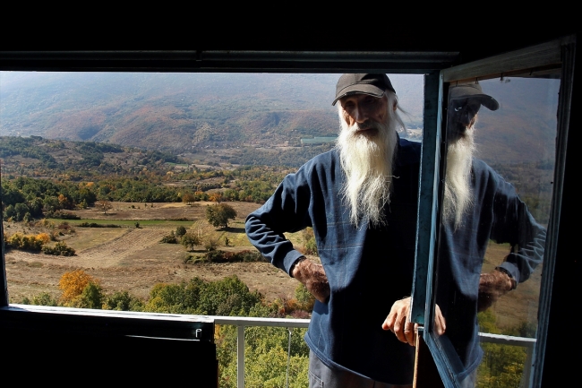 Kayalığa inşa ettiği evde doğayla iç içe yaşıyor