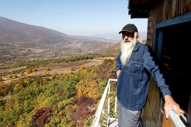 Kayalığa inşa ettiği evde doğayla iç içe yaşıyor