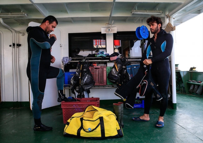Balık çiftliklerinin dalgıçları ömürlerini su altında geçiriyor