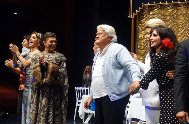 Cüneyt Arkın "Şarkılar Seni Söyler" müzikalinde sahne aldı