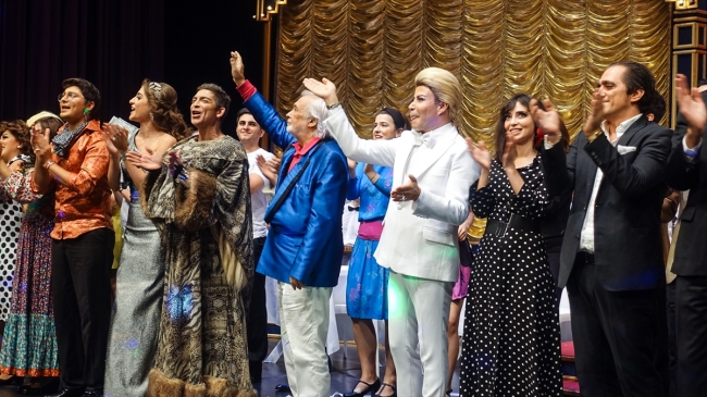 Cüneyt Arkın "Şarkılar Seni Söyler" müzikalinde sahne aldı