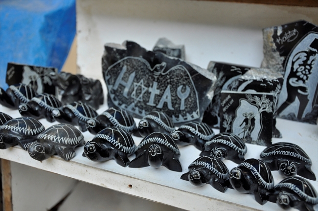 62 yıldır taşları işleyerek geçimini sağlıyor