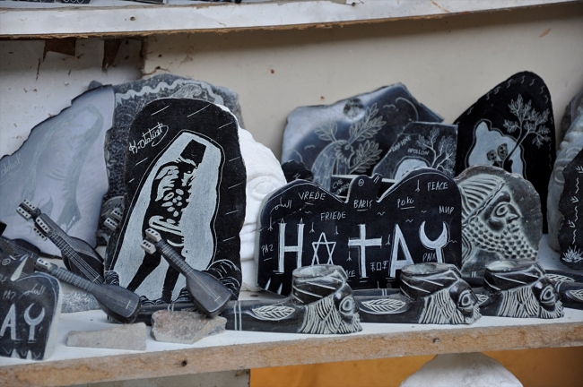 62 yıldır taşları işleyerek geçimini sağlıyor