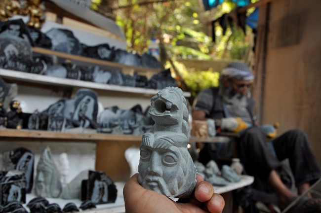 62 yıldır taşları işleyerek geçimini sağlıyor