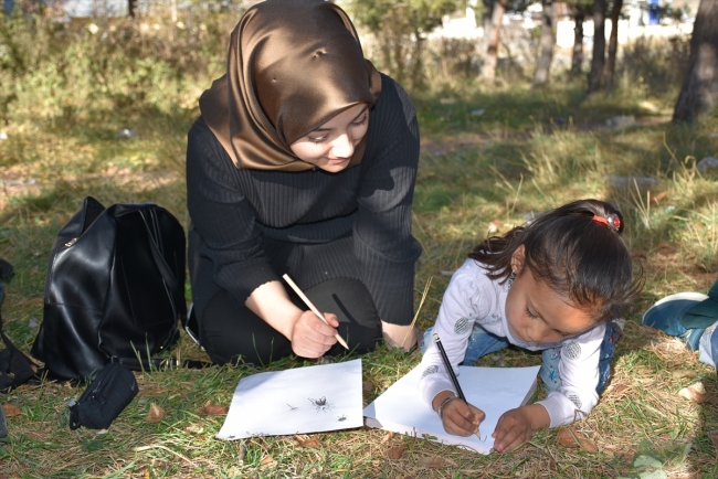Kars'ta göçmen çocuklara resimle terapi uygulaması