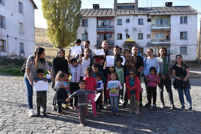 Kars'ta göçmen çocuklara resimle terapi uygulaması
