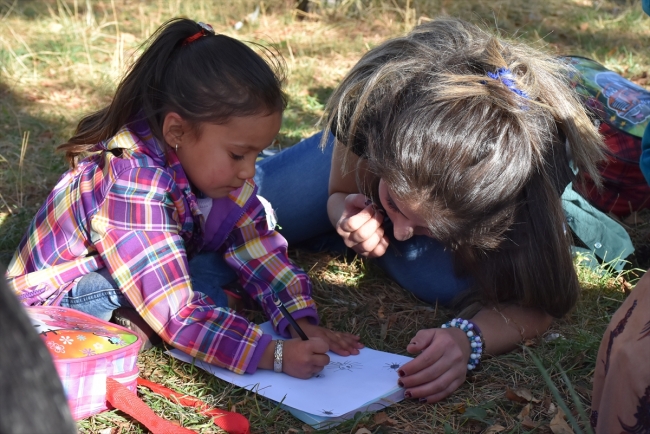 Kars'ta göçmen çocuklara resimle terapi uygulaması