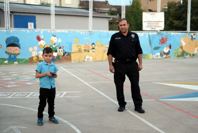 Okula gitmek istemeyen minik Efe'yi polis ikna etti