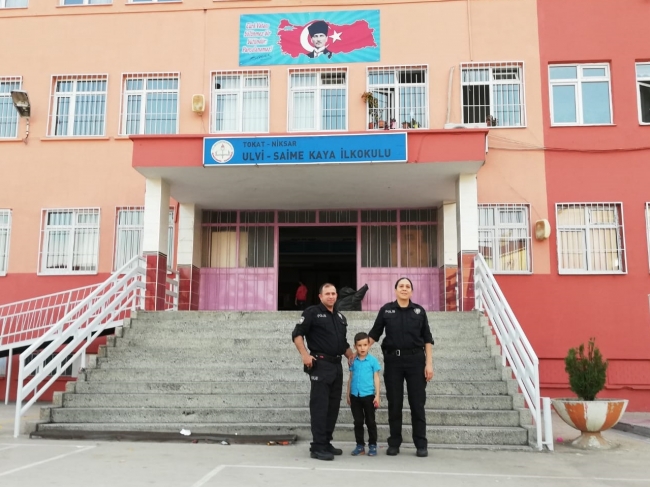 Okula gitmek istemeyen minik Efe'yi polis ikna etti