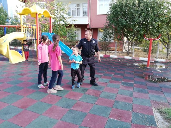 Okula gitmek istemeyen minik Efe'yi polis ikna etti