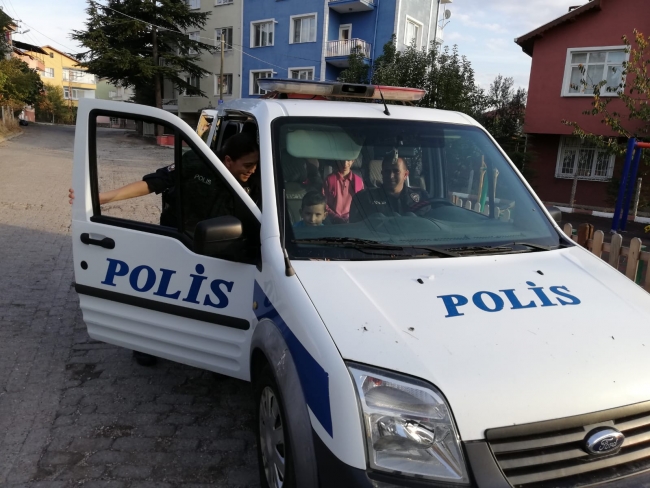 Okula gitmek istemeyen minik Efe'yi polis ikna etti