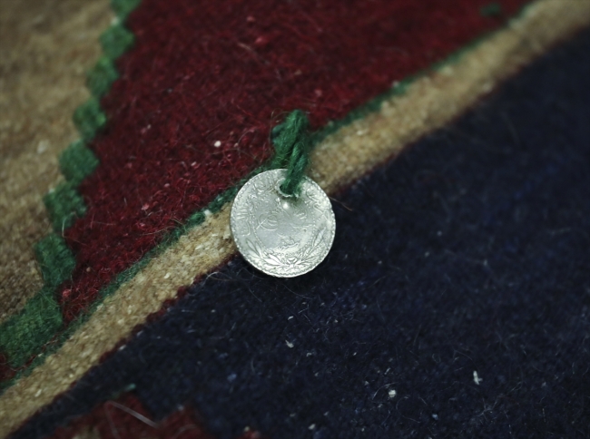 Antika halı uzmanı asırlık halılara hayat veriyor