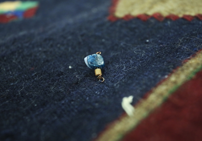 Antika halı uzmanı asırlık halılara hayat veriyor