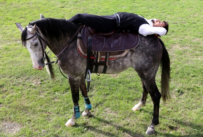 Atlı akrobat yaptığı cesur hareketlerle izleyenleri etkiliyor