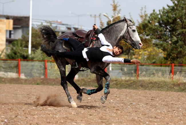 Atlı akrobat yaptığı cesur hareketlerle izleyenleri etkiliyor