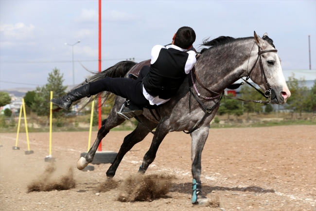 Atlı akrobat yaptığı cesur hareketlerle izleyenleri etkiliyor