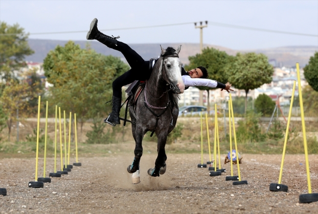 Atlı akrobat yaptığı cesur hareketlerle izleyenleri etkiliyor