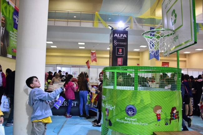 Kayseri Kitap Fuarı kapsamında atık getiren 8 bin kişiye kitap hediye edildi