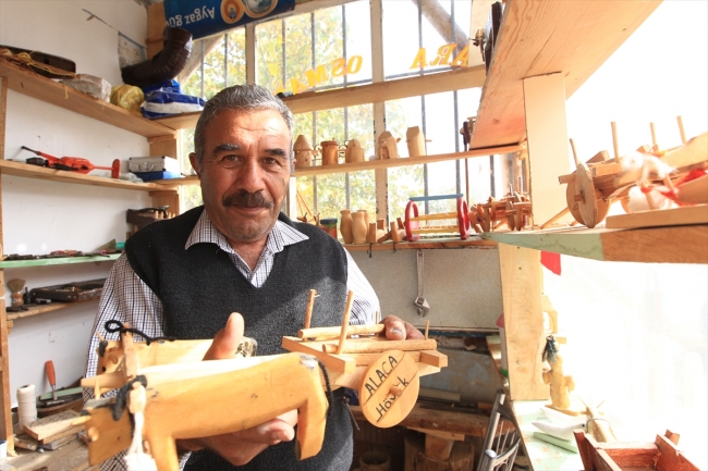 Evinin balkonunu hediyelik eşya atölyesine dönüştürdü