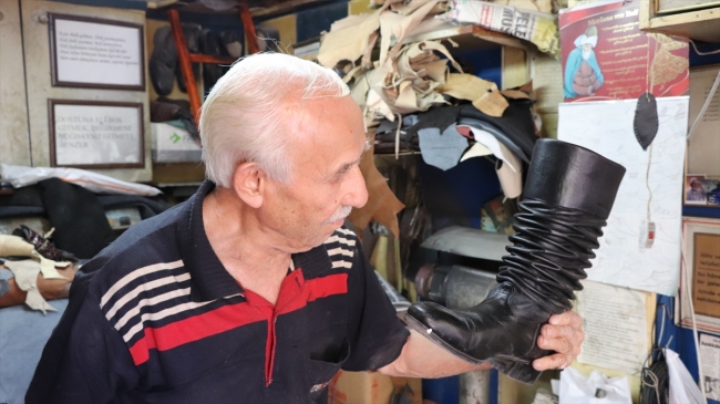 83 yaşındaki ayakkabı ustası müşterilerinin ayak ölçülerini arşivinde saklıyor