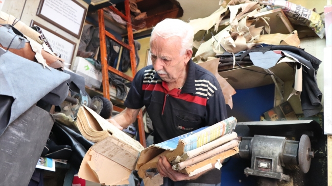 83 yaşındaki ayakkabı ustası müşterilerinin ayak ölçülerini arşivinde saklıyor