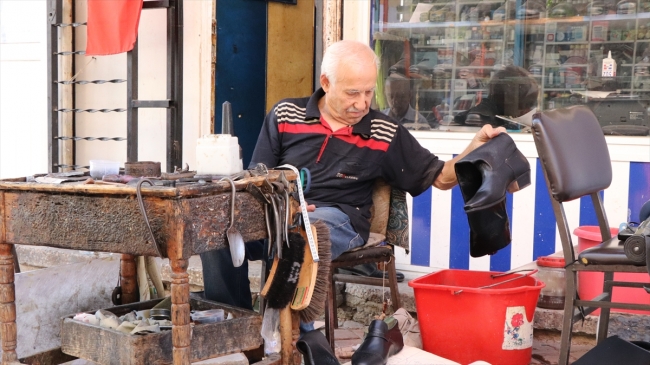 83 yaşındaki ayakkabı ustası müşterilerinin ayak ölçülerini arşivinde saklıyor