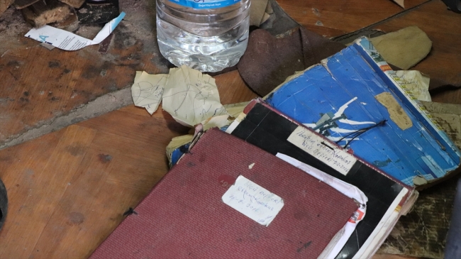 83 yaşındaki ayakkabı ustası müşterilerinin ayak ölçülerini arşivinde saklıyor