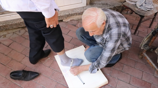 83 yaşındaki ayakkabı ustası müşterilerinin ayak ölçülerini arşivinde saklıyor