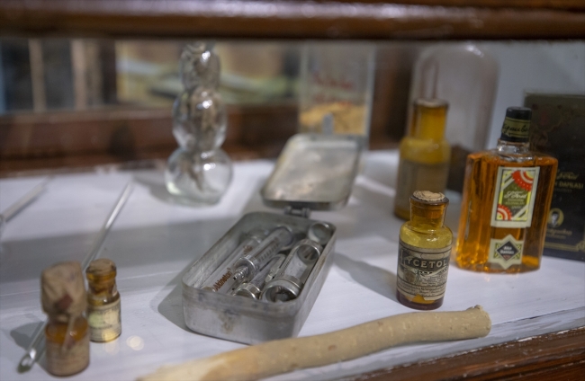 Atatürk'ün ilaçlarının hazırlandığı eczaneye ait malzemeler sergileniyor