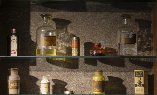 Atatürk'ün ilaçlarının hazırlandığı eczaneye ait malzemeler sergileniyor