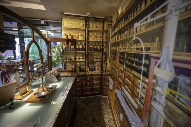 Atatürk'ün ilaçlarının hazırlandığı eczaneye ait malzemeler sergileniyor