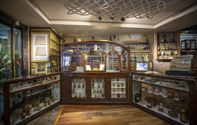 Atatürk'ün ilaçlarının hazırlandığı eczaneye ait malzemeler sergileniyor