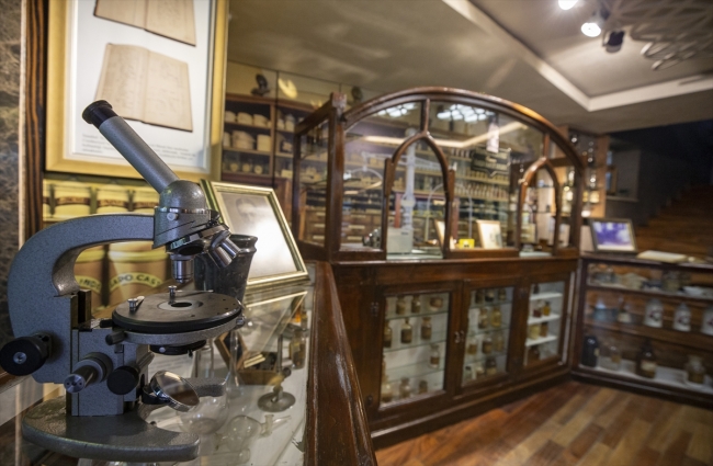 Atatürk'ün ilaçlarının hazırlandığı eczaneye ait malzemeler sergileniyor