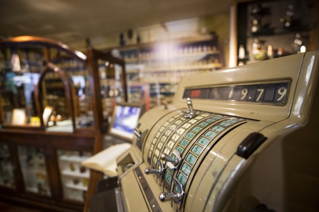 Atatürk'ün ilaçlarının hazırlandığı eczaneye ait malzemeler sergileniyor