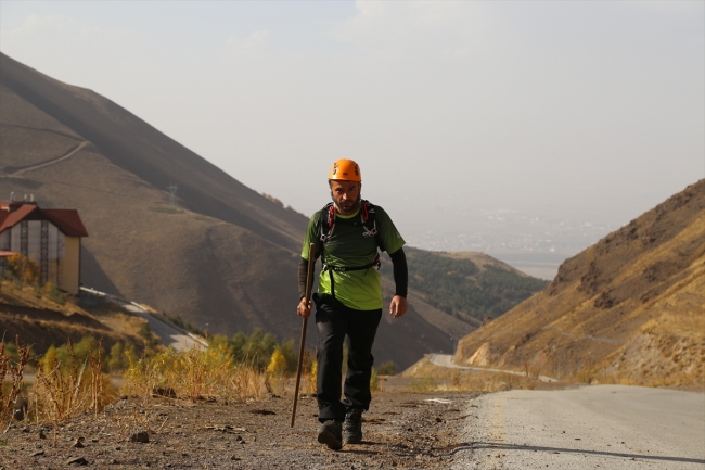 Şehitlerin anısını dağların zirvesinde yaşatıyor