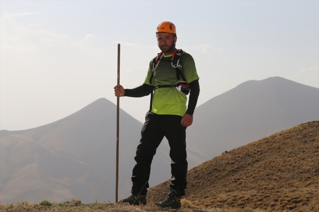 Şehitlerin anısını dağların zirvesinde yaşatıyor