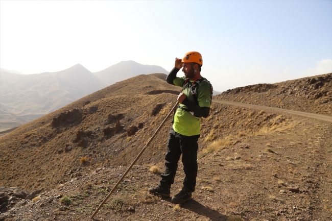 Şehitlerin anısını dağların zirvesinde yaşatıyor