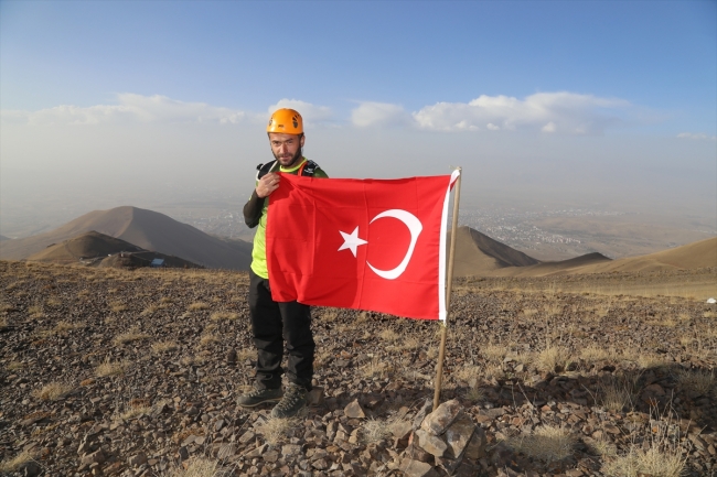 Şehitlerin anısını dağların zirvesinde yaşatıyor
