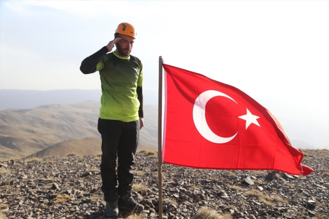 Şehitlerin anısını dağların zirvesinde yaşatıyor