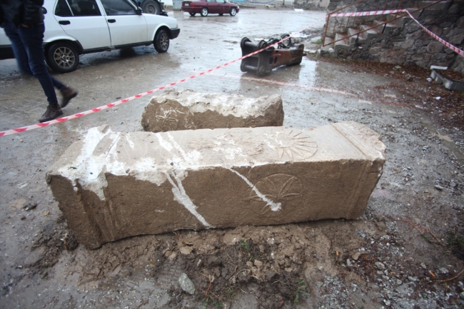 Kütahya'da Antik Çağ'a ait iki taş sütun bulundu