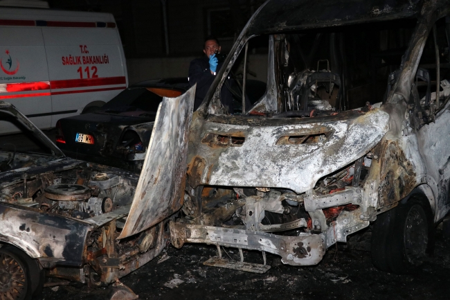 Alev alan otomobil park halindeki araçlara çarptı