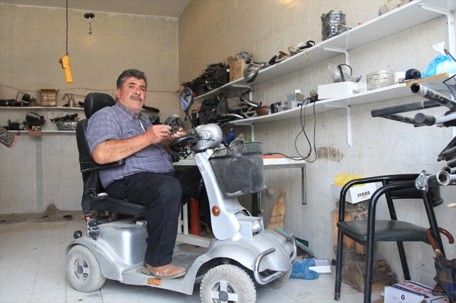 Eski sandalyeleri tamir ediyor, engellilere ücretsiz veriyor