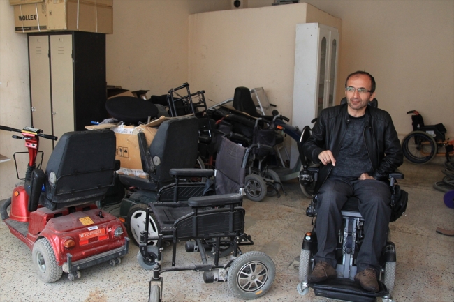 Eski sandalyeleri tamir ediyor, engellilere ücretsiz veriyor