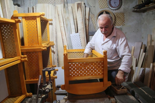 Şanlıurfa'da ahşap beşikler hala tercih ediliyor