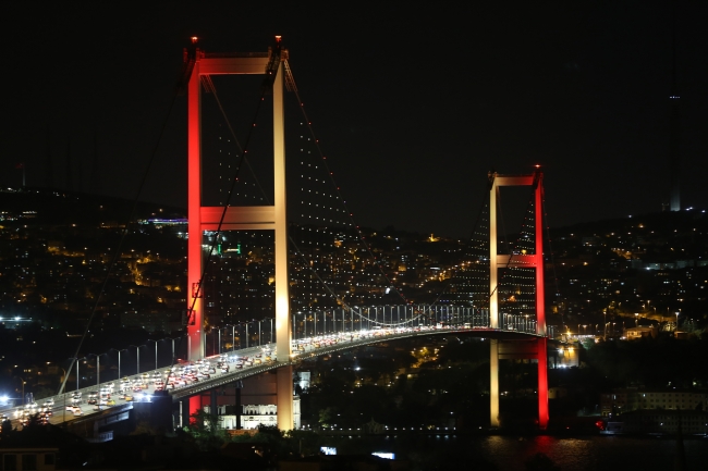 15 Temmuz Şehitler Köprüsü "renklendi"