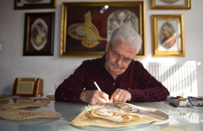 Ağaç yapraklarını altın kaplama motiflerle sanat eserine dönüştürüyor