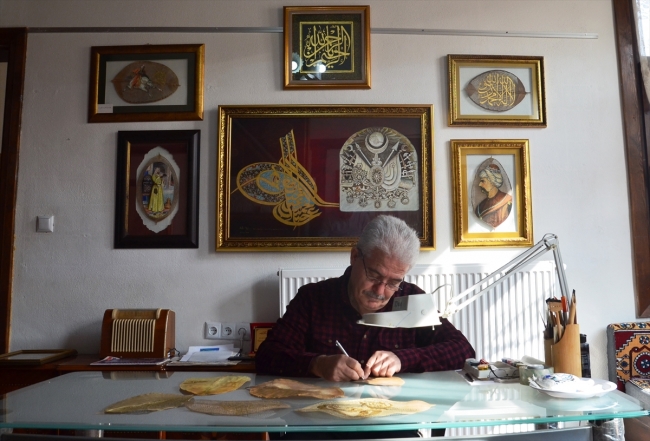 Ağaç yapraklarını altın kaplama motiflerle sanat eserine dönüştürüyor