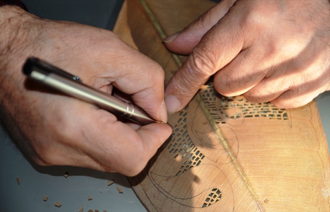 Ağaç yapraklarını altın kaplama motiflerle sanat eserine dönüştürüyor