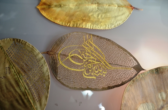 Ağaç yapraklarını altın kaplama motiflerle sanat eserine dönüştürüyor